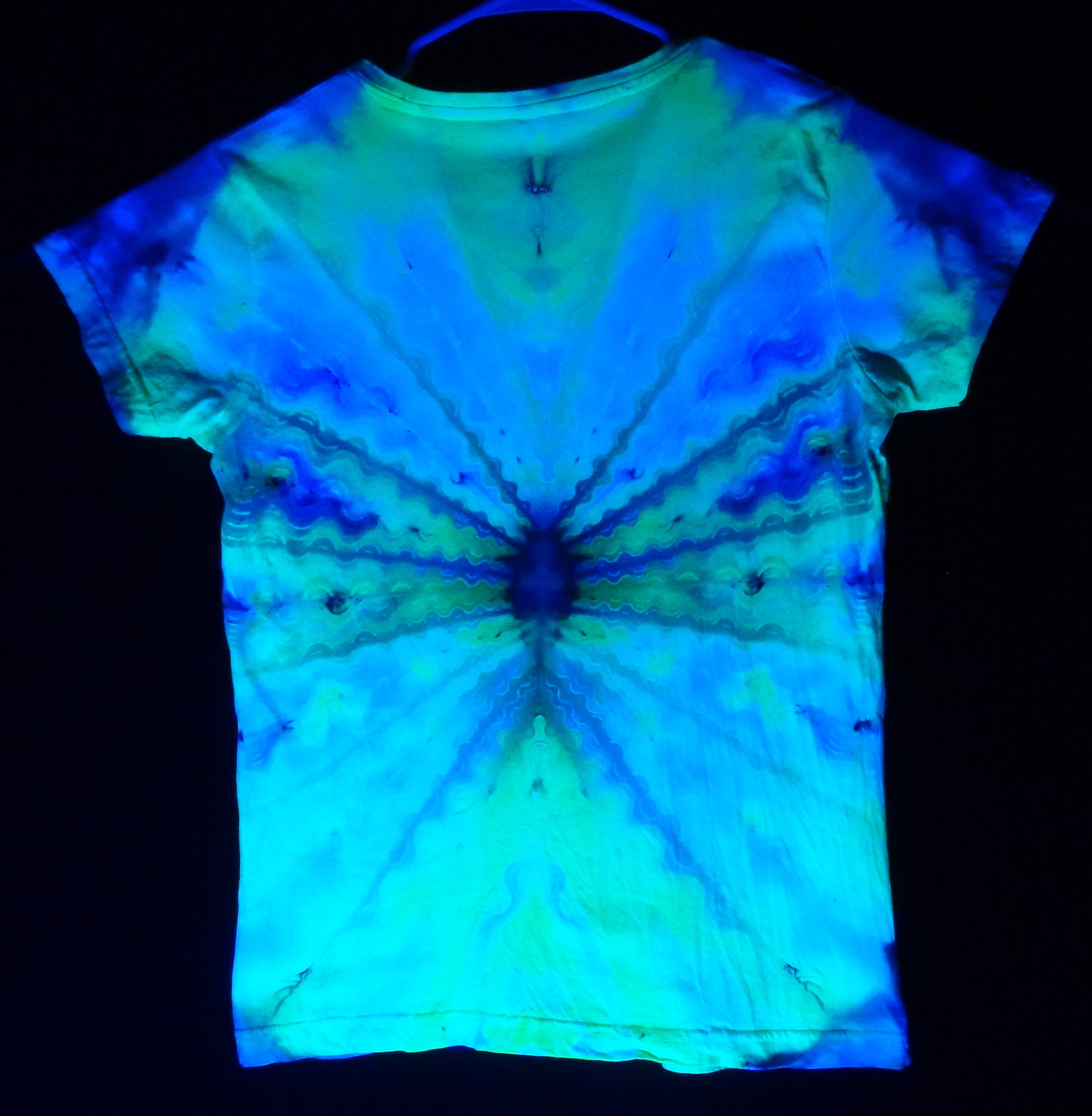 Dyenied #197 L Ladies V-neck WAVE MANDALA (UV)